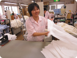 福祉工場「中村」で働く女性の写真